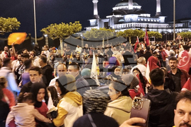 Турция - избори - празнуващи хора