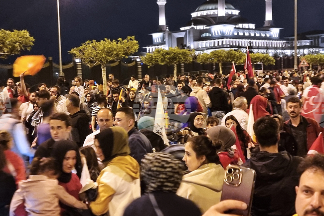 Турция - избори - празнуващи хора