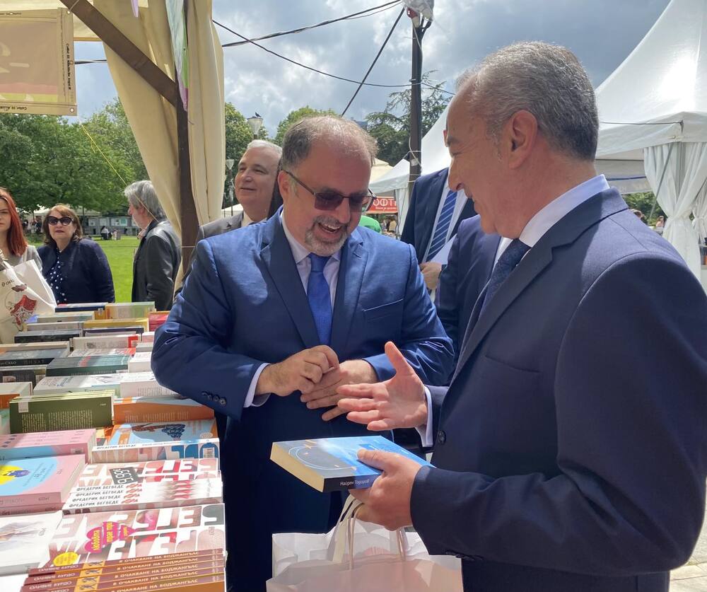  МК: Министър Найден Тодоров откри заедно с премиера Гълъб Донев и колегата си Сашо Пенов Пролетния панаир на книгата в София