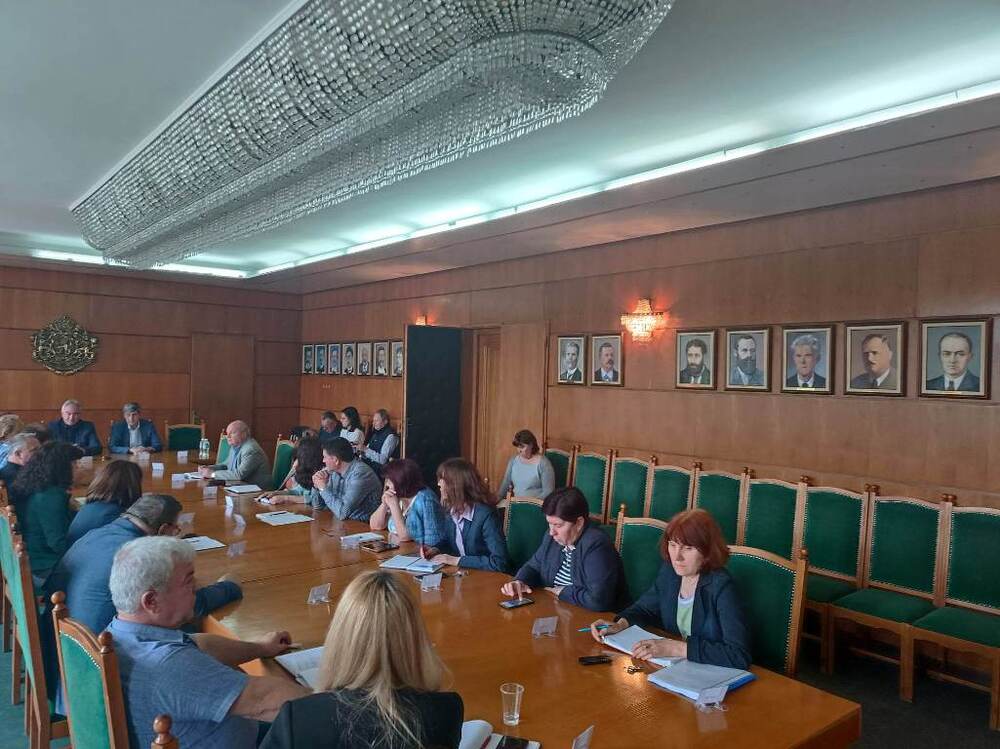 Община Плевен: Маслени портрети смениха черно - белите снимки на плевенските кметове в Заседателната зала на Общината