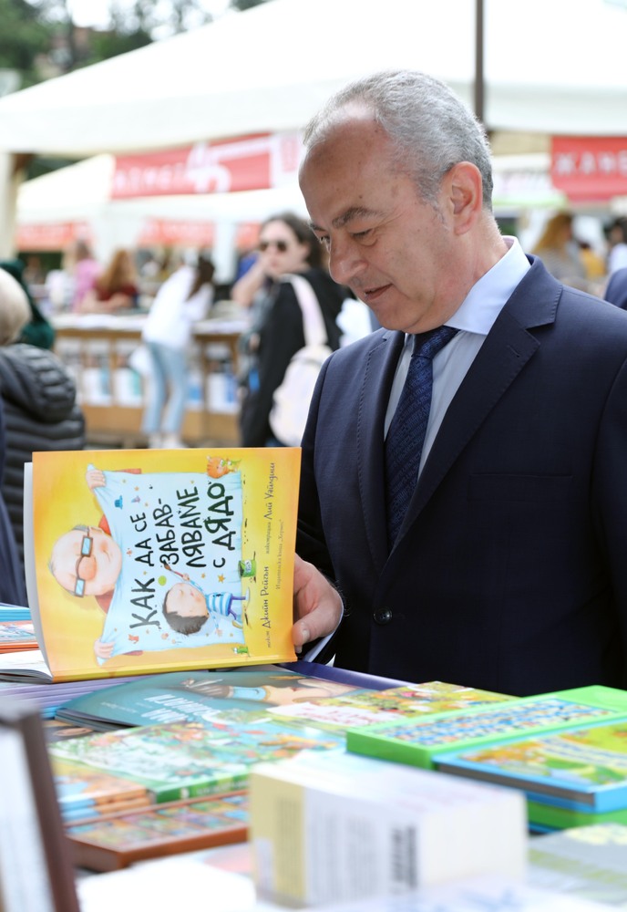 Премиерът Донев при откриването на панаира на книгата: Да си четящ и грамотен човек е сила, която никой не може да ти отнеме