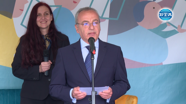 Да си четящ или грамотен човек е сила, която никой не може да ти отнеме, заяви служебният премиер Гълъб Донев