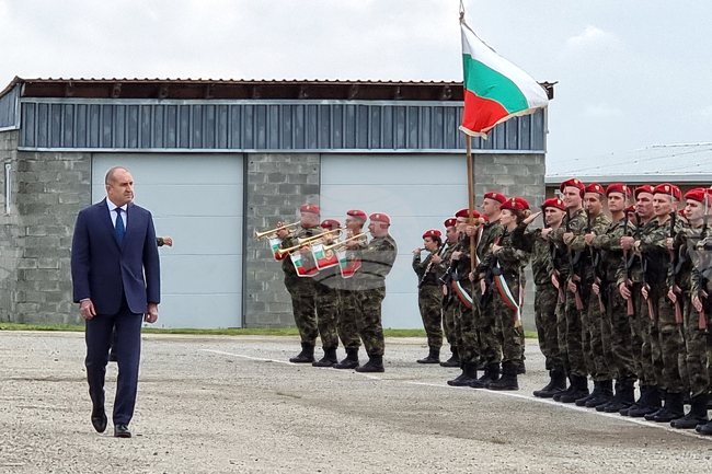 Ново село - Румен Радев - почетен строй
