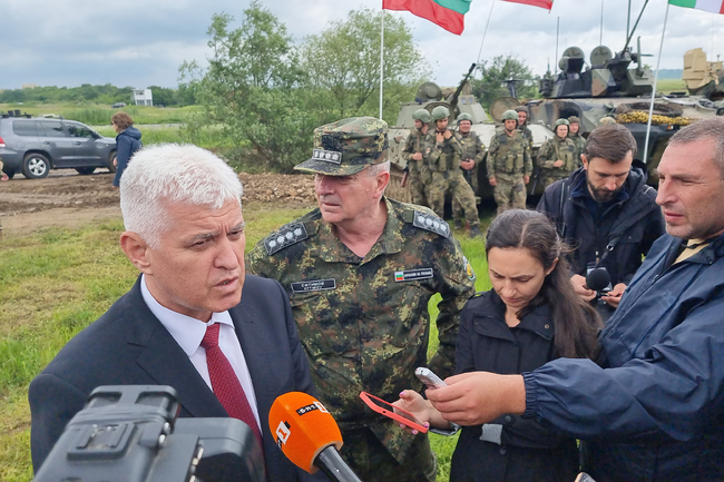 Отливът в армията е голям, трябва да се мисли и за стимули