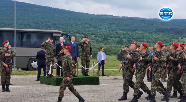 Президентът Румен Радев прие почетния строй на учебния полигон „Ново село“