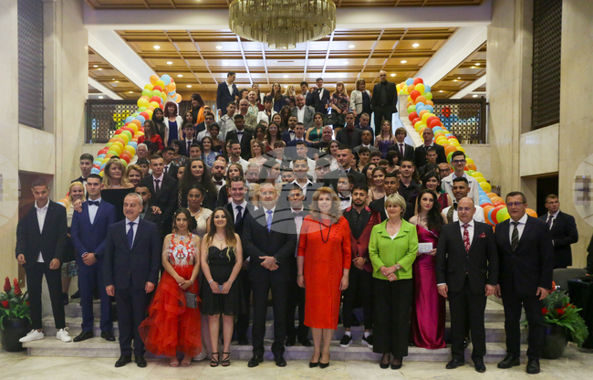 Румен Радев - абитуриентски бал - младежи в неравностойно положение