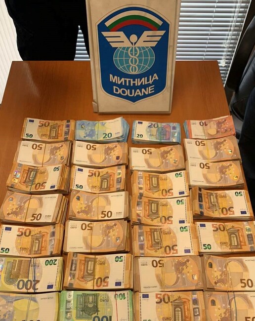 Агенция „Митници“: Митнически служители от ТД Митница Русе откриха недекларирана валута за 312 932 лева при две проверки