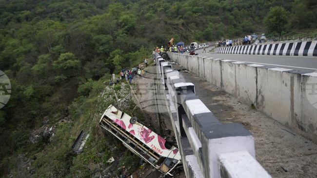 ПТИ: Най-малко 14 души загинаха и 52-ма бяха ранени при падането на претъпкан автобус в 150-метрова пропаст Северна Индия