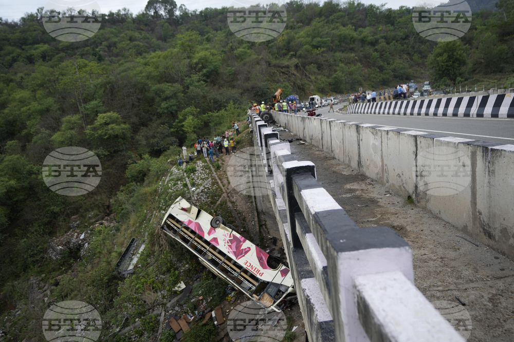 ПТИ: Най-малко 14 души загинаха и 52-ма бяха ранени при падането на претъпкан автобус в 150-метрова пропаст Северна Индия
