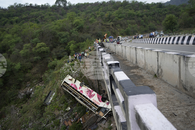ПТИ: Най-малко 14 души загинаха и 52-ма бяха ранени при падането на претъпкан автобус в 150-метрова пропаст Северна Индия