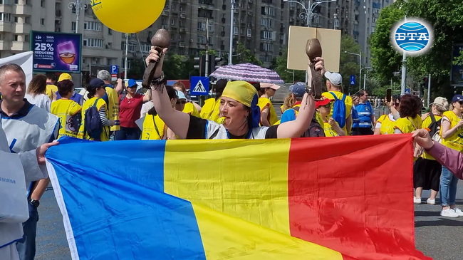 Учители от цяла Румъния протестират в Букурещ