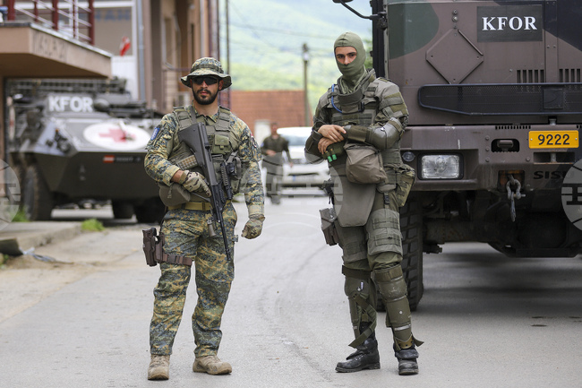 Мироопазващата мисия на НАТО в Косово КейФОР заяви, че сръбските учения по границата не представляват заплаха за сигурността в региона 