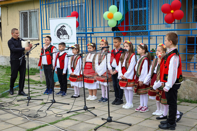 Бургас - деца - фолклорен концерт