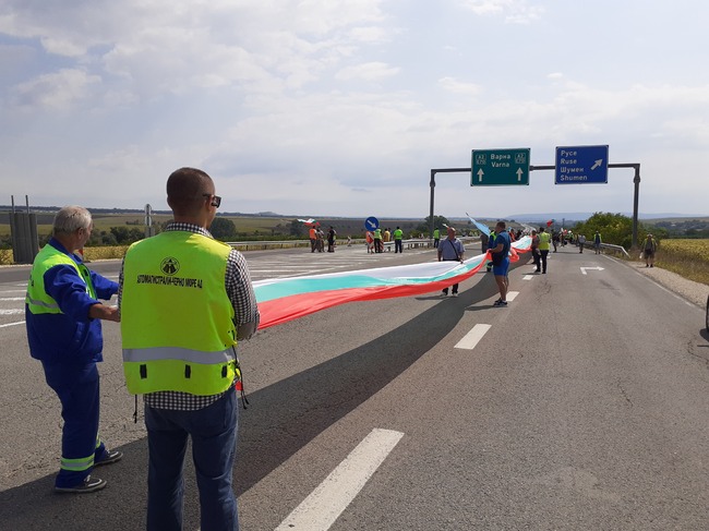 Работници на "Автомагистрали - Черно море" блокираха движението на пътния възел „Белокопитово“ на автомагистрала „Хемус“