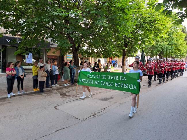 Областна администрация Разград: Областният управител посрещна в Исперих участниците в 37-ия поход „По стъпките на Таньо войвода“ и журира прегледа на маршовата и патриотична песен