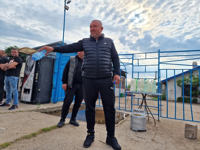 Животновъди се събраха на мирен протест заради ниската изкупна цена на млякото и отказа за изкупуване на суровината им