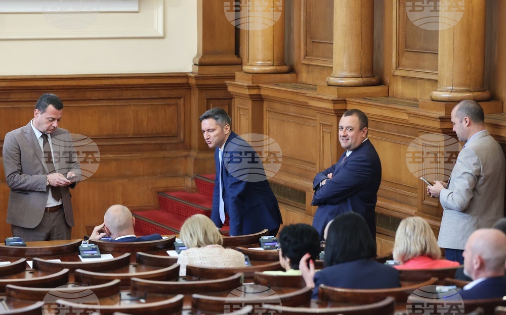 Министърът на енергетиката Росен Христов дойде в парламента за дискусията по промените в Закона за енергията от възобновяеми източници