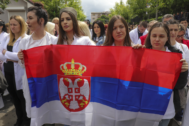 Косовски сърби протестираха днес в Косовска Митровица, настоявайки да бъдат освободени арестуваните от властите в Прищина сърби