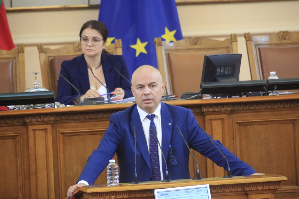По настояване на БСП Народното събрание задължи министъра на енергетиката да се яви в парламента