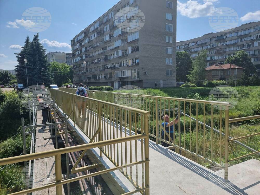 Обновеният пешеходен мост до Икономическата гимназия в Разград е отворен за движение