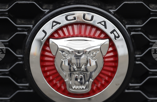 "Ягуар Ленд Роувър" съкращава до 500 мениджърски позиции във Великобритания