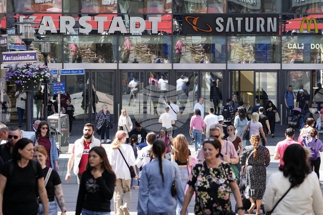 Бизнес нагласите сред търговците на дребно в Германия продължават да се влошават през август, отчита "Ифо"