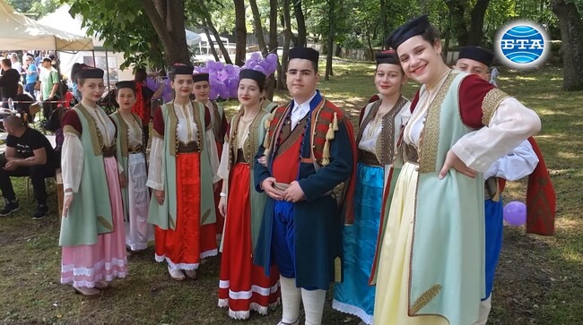 Близо 2000 деца събра Международният етнофестивал в Минерални бани