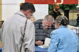 Георги Господинов - читатели - автограф