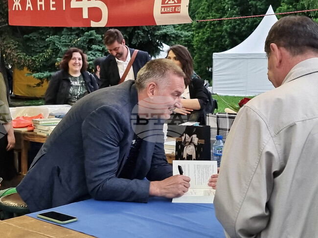 Георги Господинов - читатели - автограф