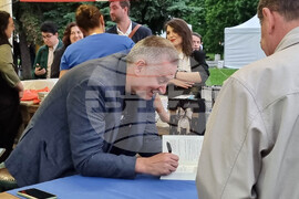 Георги Господинов - читатели - автограф