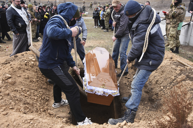 Около 400 мирни граждани са били погребани в украинския град Северодонецк от началото на войната, заяви губернаторът
