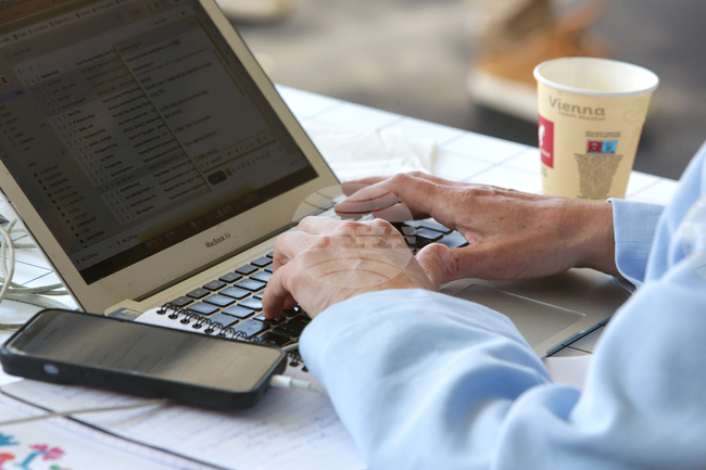 В Румъния има ферми за тролове, потвърди разузнавателната служба на страната