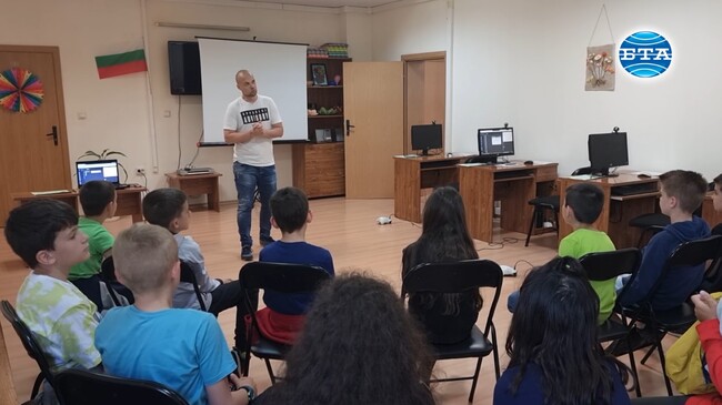 Децата в Плевен правят първи стъпки в компютърното програмиране в регионалната библиотека