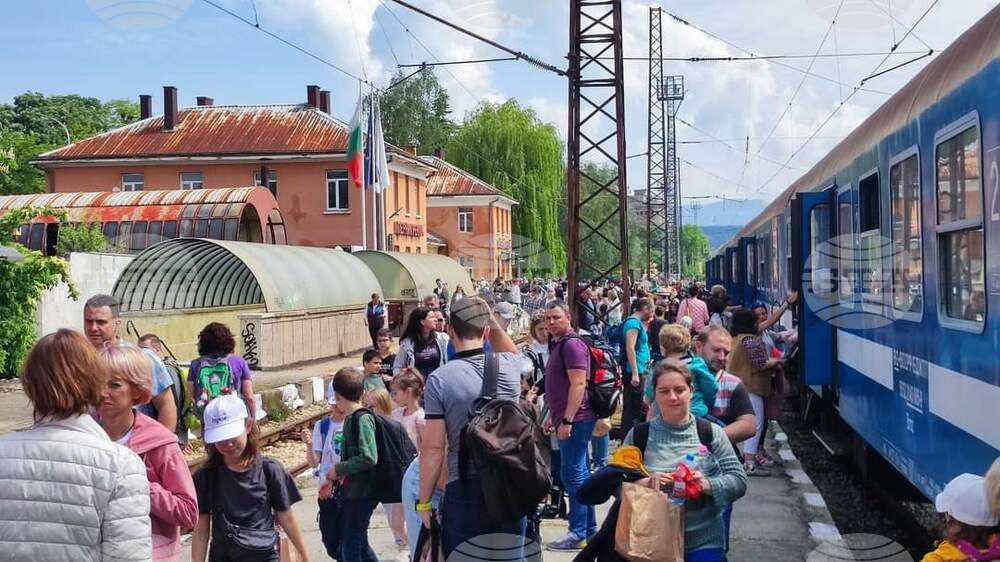 Атракционен влак с над 500 деца от столицата пристигна в Перник