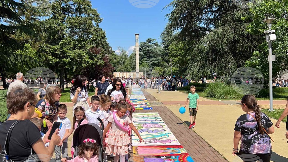 Стотици деца се включиха в създаването на най-дългата рисунка в Казанлък