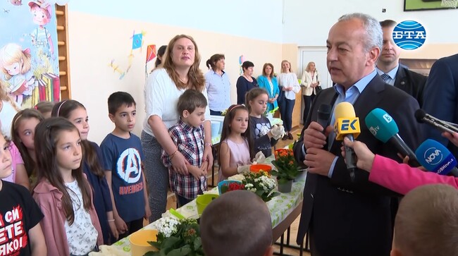 Гълъб Донев предаде на първокласници урок по любов към природата и ги научи да садят цвете в саксия