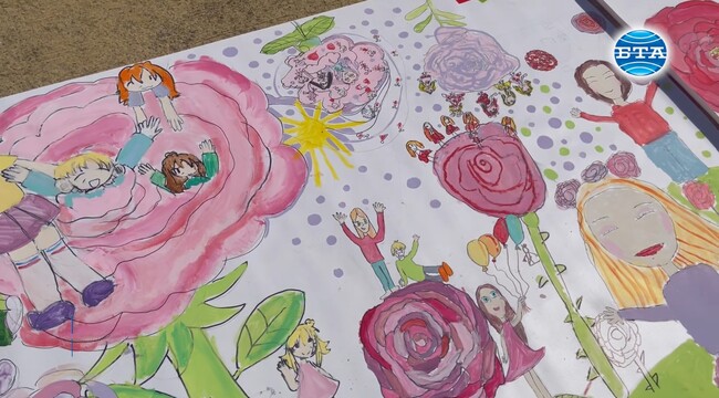 Стотици деца се включиха в създаването на най-дългата рисунка в Казанлък