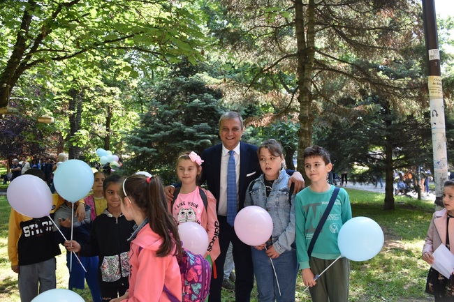 Община Благоевград зарадва децата с безплатен сладолед, царевични пръчици и цветни балони. Стотици малчугани се впуснаха в щури приключения в Градската градина на 1 юни