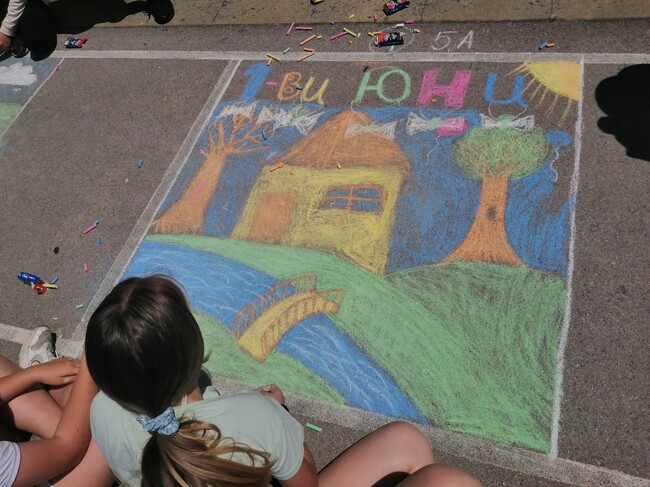 Община Ловеч: За 1 юни в Ловеч рисуваха на асфалт на тема „Моята родина България“ 