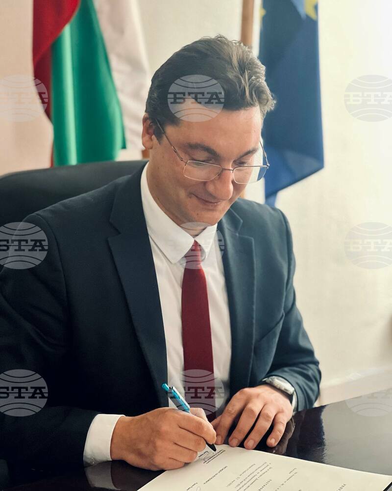 Крум Зарков е поставил държавния печат на указа на президента за обнародване на промените в НПК за механизма за разследване на главния прокурор