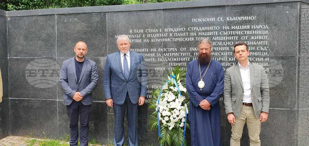 СДС: Председателят на СДС Румен Христов, заедно с представители на партията и митрополит Гервасий, поднесоха венец на Черната стена в София
