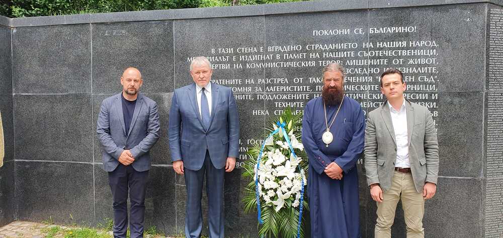 СДС: Председателят на СДС Румен Христов, заедно с представители на партията и митрополит Гервасий, поднесоха венец на Черната стена в София