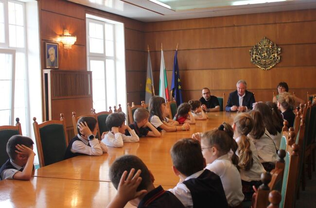 Община Плевен: Плевенски второкласници научиха какво работи кметът, получиха и годишните си удостоверения