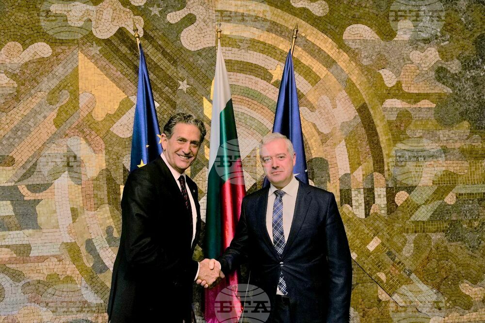 Foreign Minister Confers with US Envoy James Rubin