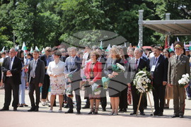 Казанлък - Христо Ботев - паметник - цветя