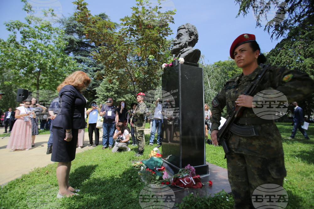 Казанлък - Христо Ботев - паметник - цветя