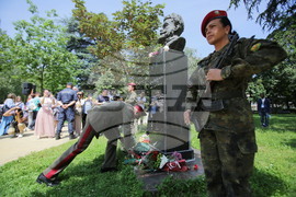 Казанлък - Христо Ботев - паметник - цветя