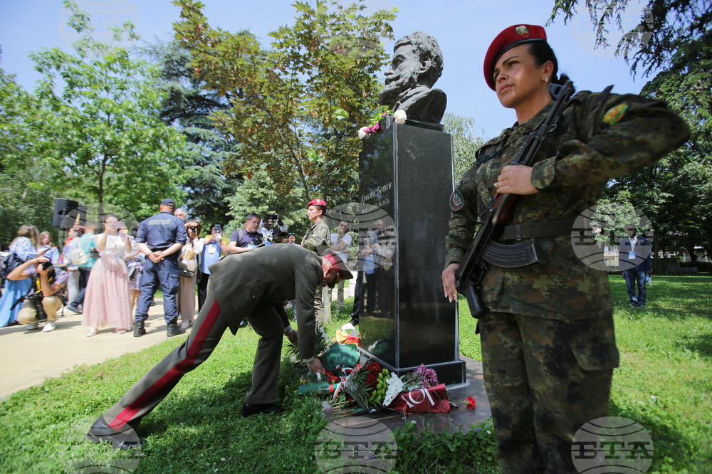 Казанлък - Христо Ботев - паметник - цветя