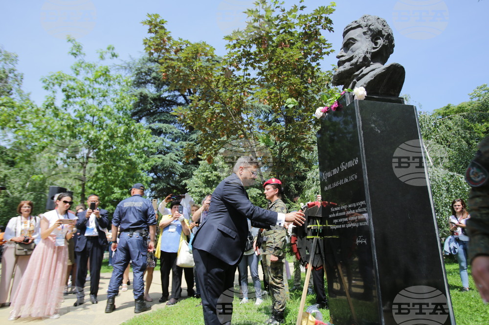 Казанлък - Христо Ботев - паметник - цветя