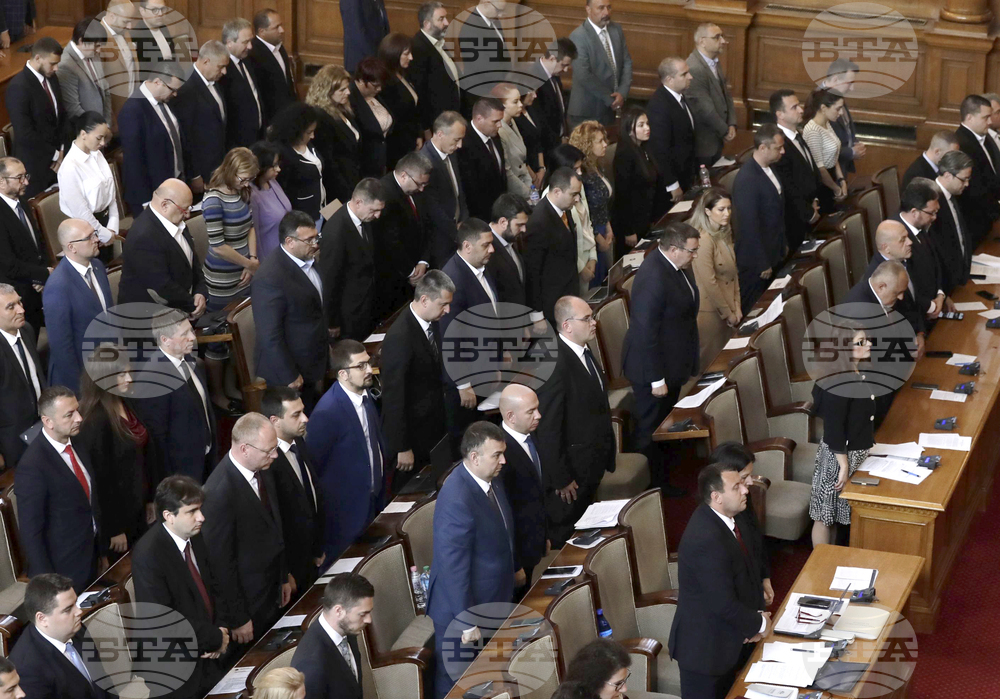 Парламент - Ден на Ботев - сирени - почит